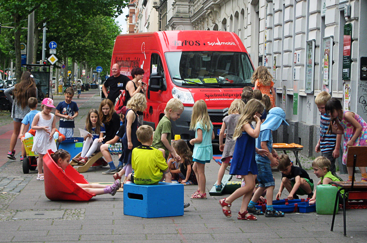 Spielmobilprojekt – Mit unseren Spielmobilen Peter Pan und Kaos sind wir  draußen in verschiedene Leipziger Stadtteile unterwegs. Grünflächen,  Parkanlagen, Plätze und Wohnanlagen dienen uns ganzjährig als Einsatzorte.